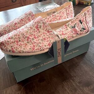 Womens floral Toms. Size 9